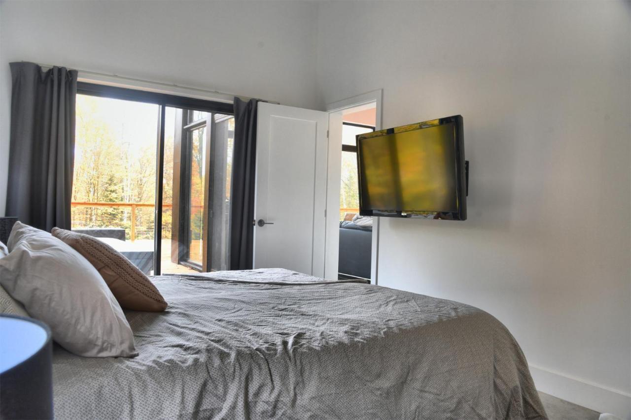 Kallm-Mont-Tremblant Chalet With Hot Tub, Pond & Beach On Private 7Acre Estate Lac-Superieur Eksteriør billede